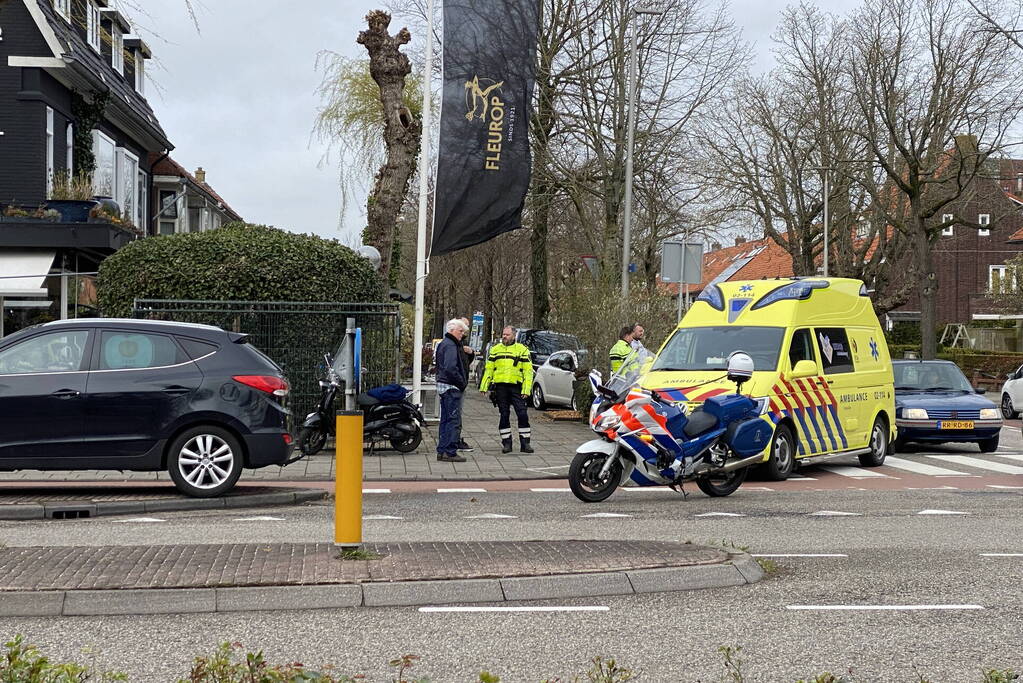 Scooterrijder in botsing met auto op kruising