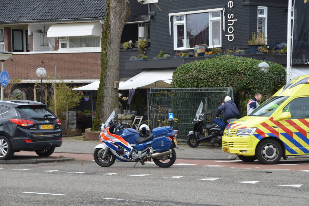 Scooterrijder in botsing met auto op kruising