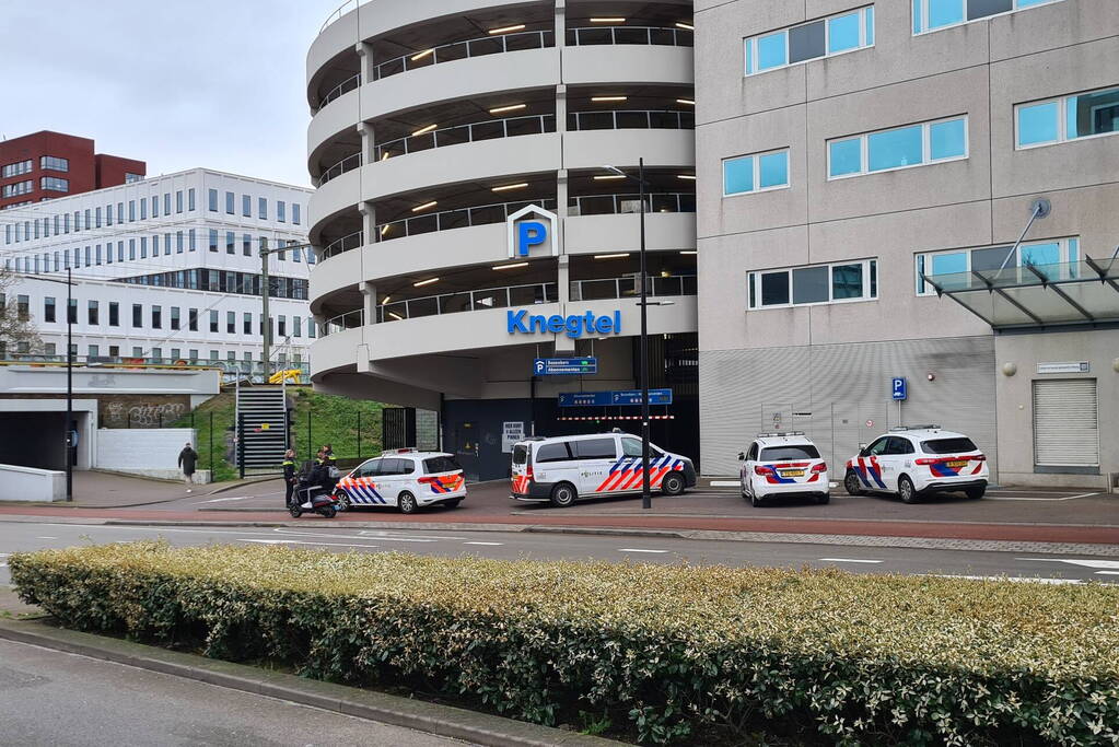 Persoon met verward gedrag uit parkeergarage Knegtel gehaald