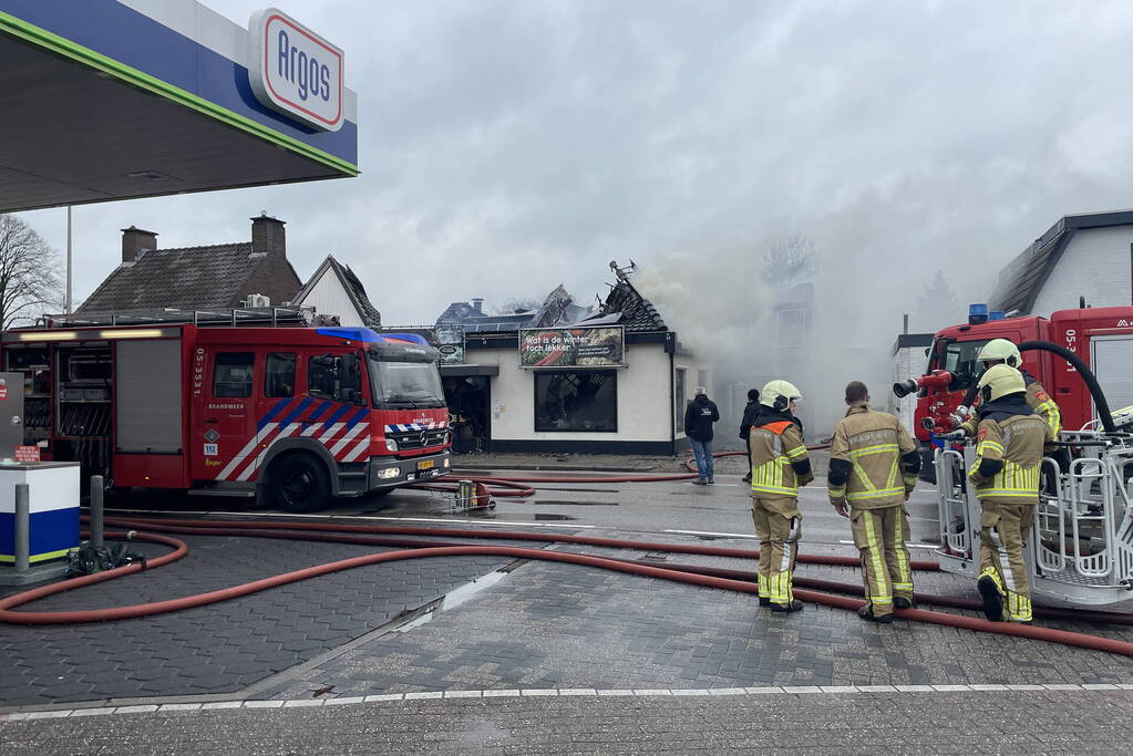 Enorme rookwolken bij brand in woning boven slagerij