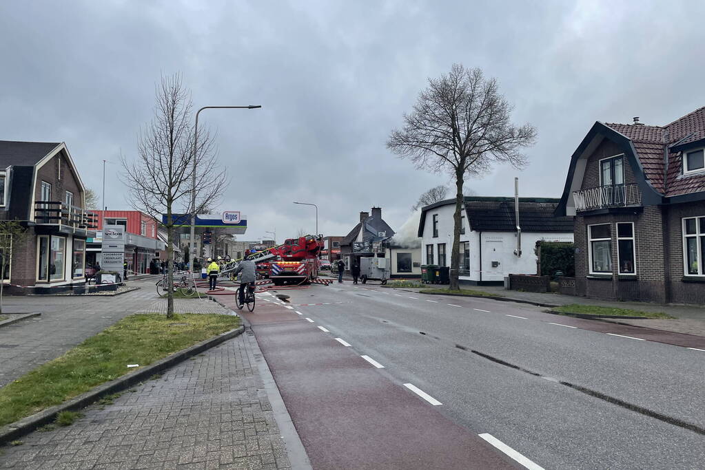 Enorme rookwolken bij brand in woning boven slagerij