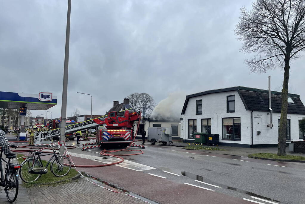 Enorme rookwolken bij brand in woning boven slagerij
