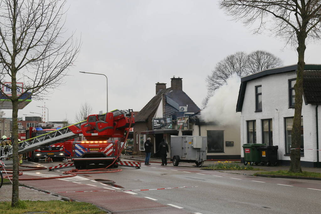 Enorme rookwolken bij brand in woning boven slagerij