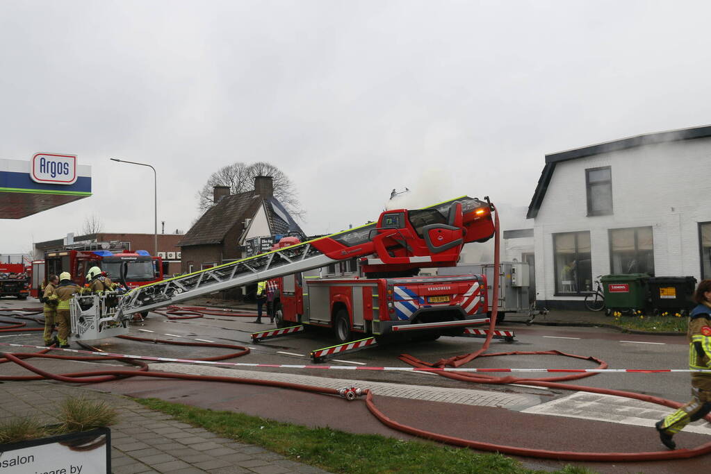 Enorme rookwolken bij brand in woning boven slagerij