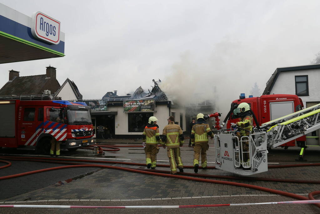 Enorme rookwolken bij brand in woning boven slagerij