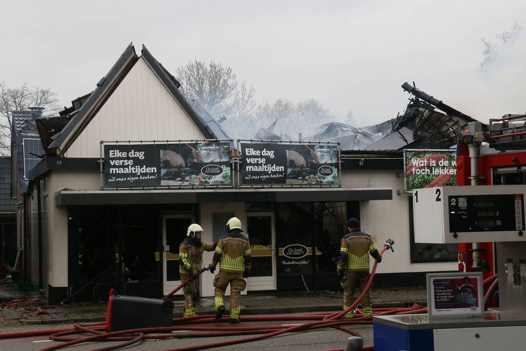 Enorme rookwolken bij brand in woning boven slagerij