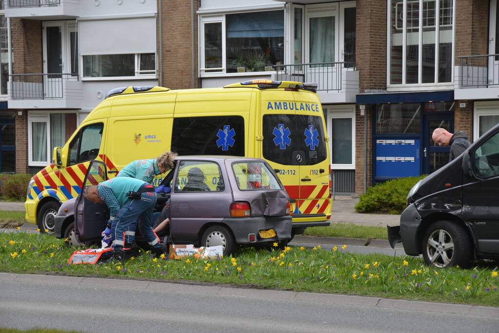 Bestuurder van bestelbus botst op voorganger