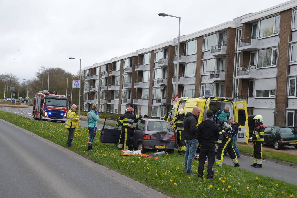 Bestuurder van bestelbus botst op voorganger