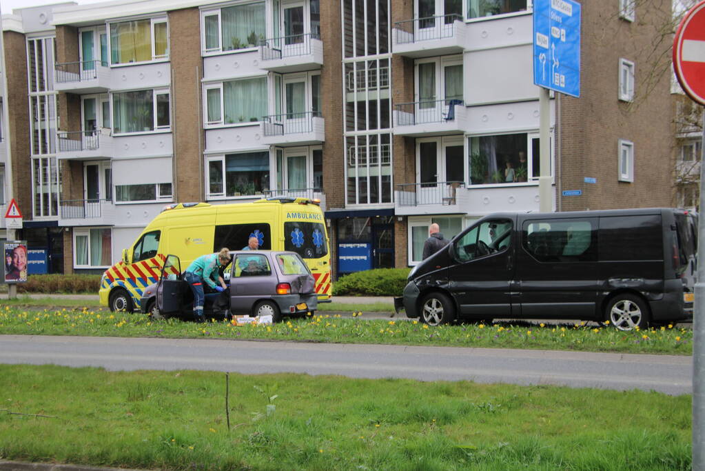 Bestuurder van bestelbus botst op voorganger