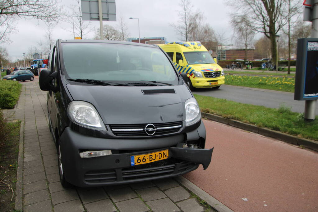 Bestuurder van bestelbus botst op voorganger