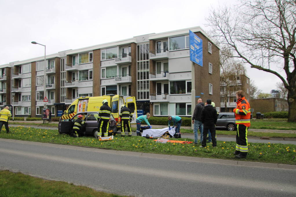Bestuurder van bestelbus botst op voorganger