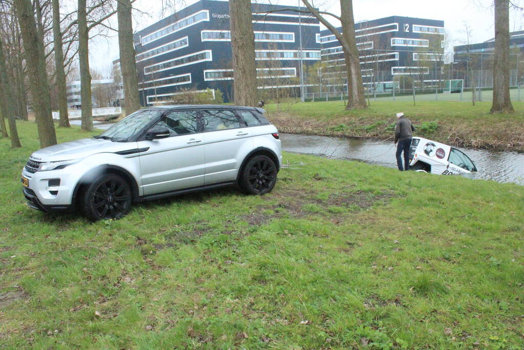 Bestuurder brommobiel rijdt de sloot in