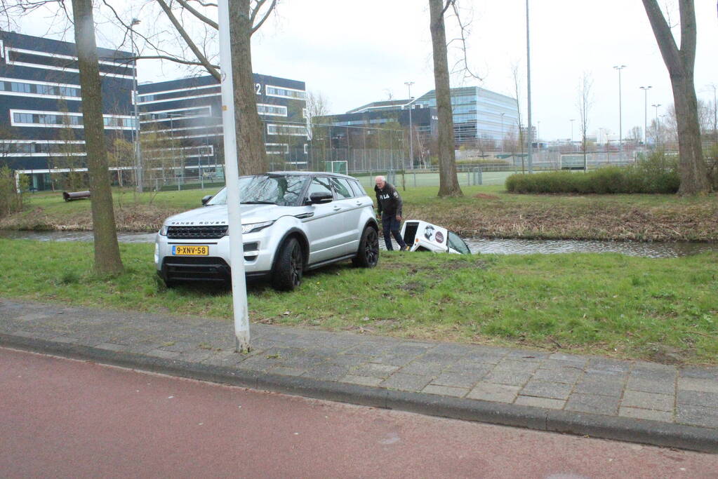 Bestuurder brommobiel rijdt de sloot in