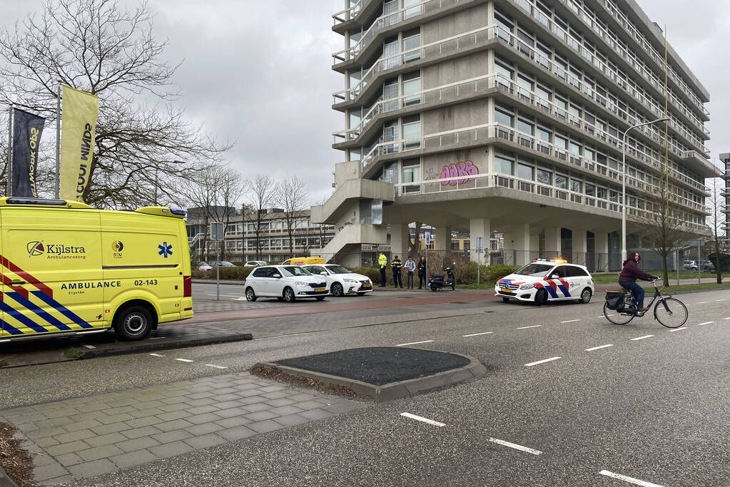 Scooterrijdster gewond bij botsing op bezorg auto