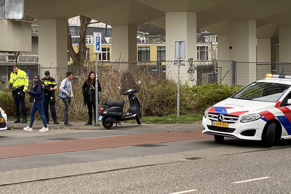 Scooterrijdster gewond bij botsing op bezorg auto