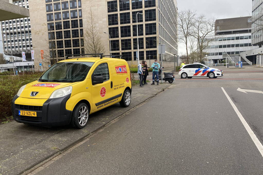Scooterrijdster gewond bij botsing op bezorg auto