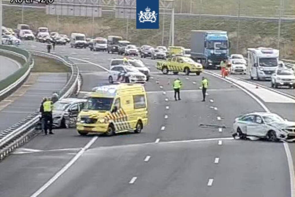 Verbindingsweg knooppunt Muiderberg dicht door ongeval