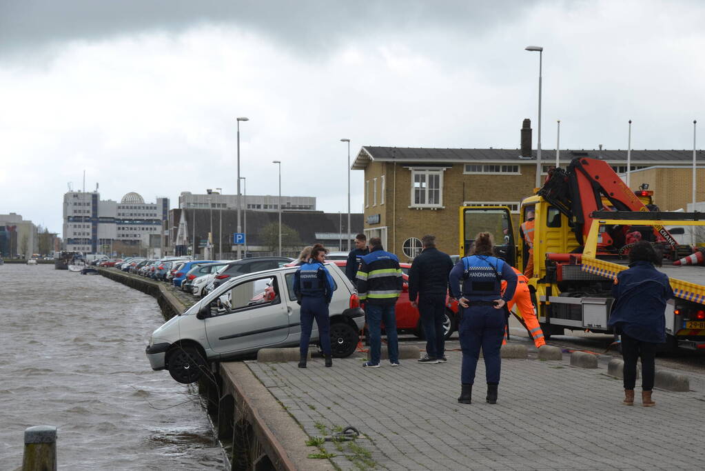 Auto wordt door harde wind bijna te water geblazen