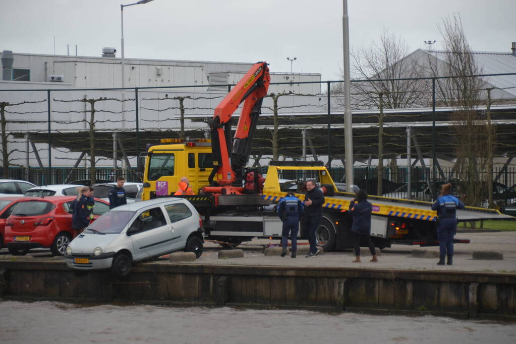 Auto wordt door harde wind bijna te water geblazen