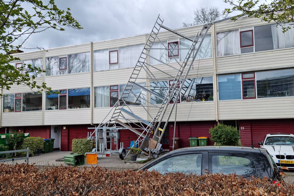 Steiger en bouwlift dreigt op auto te vallen