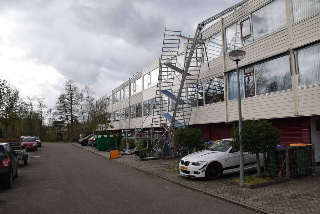 Steiger en bouwlift dreigt op auto te vallen