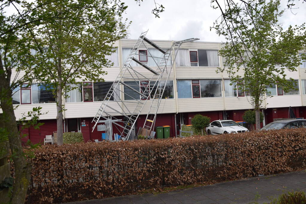 Steiger en bouwlift dreigt op auto te vallen
