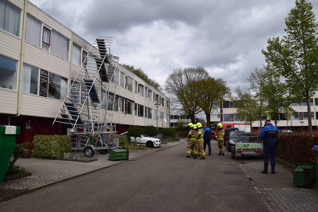 Steiger en bouwlift dreigt op auto te vallen