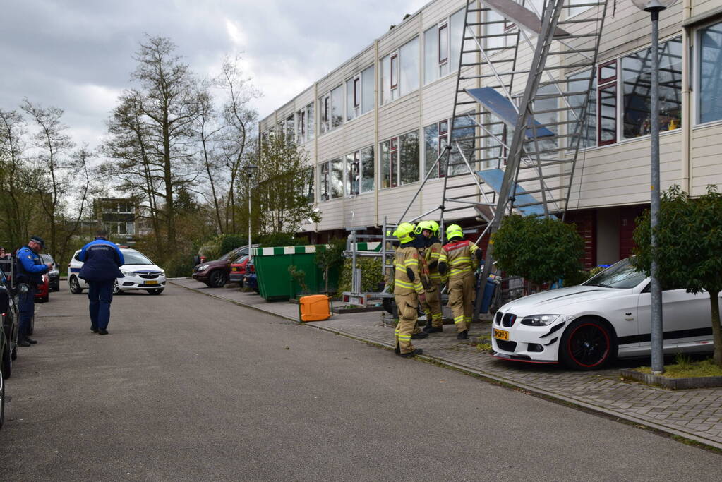 Steiger en bouwlift dreigt op auto te vallen