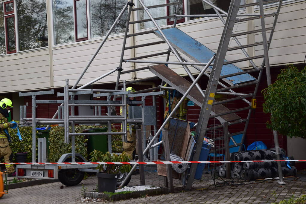 Steiger en bouwlift dreigt op auto te vallen