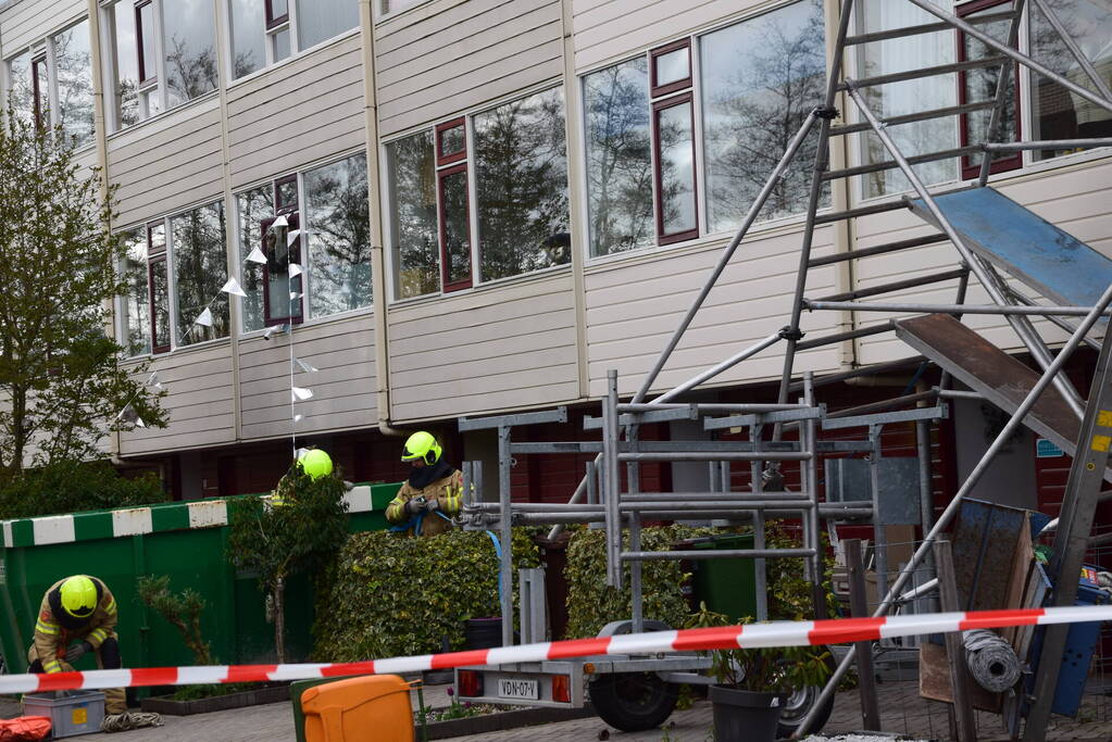 Steiger en bouwlift dreigt op auto te vallen