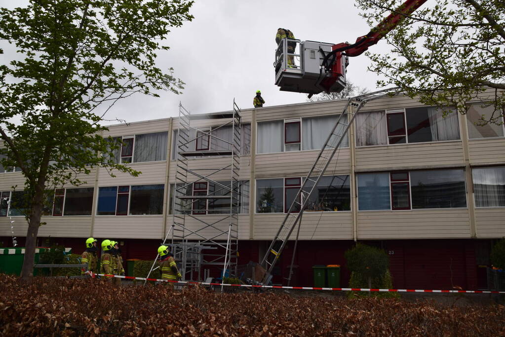 Steiger en bouwlift dreigt op auto te vallen