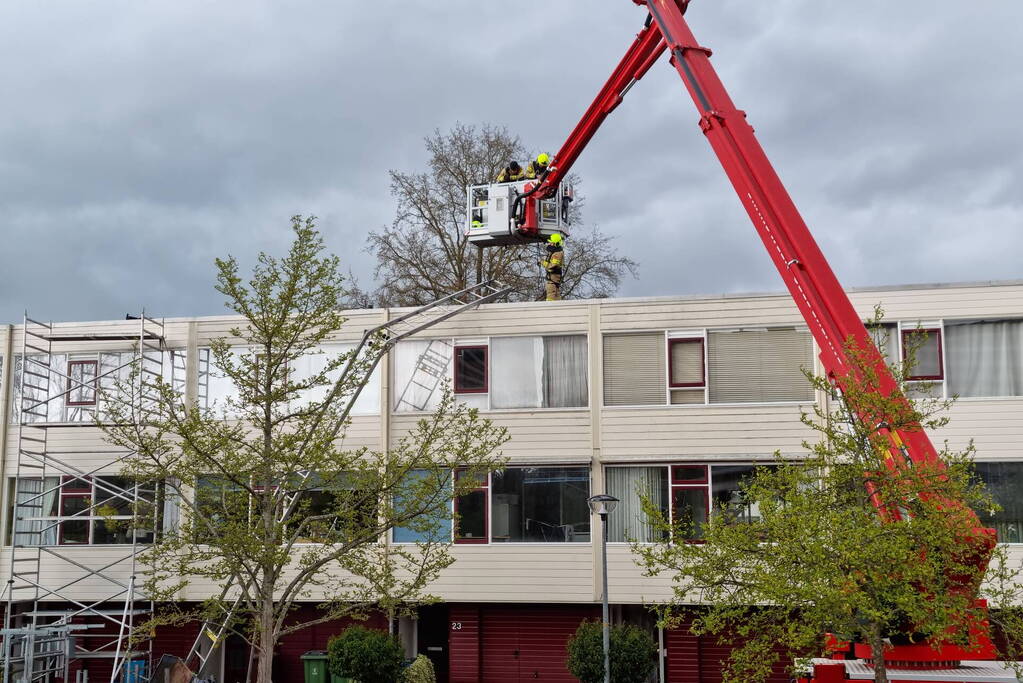 Steiger en bouwlift dreigt op auto te vallen