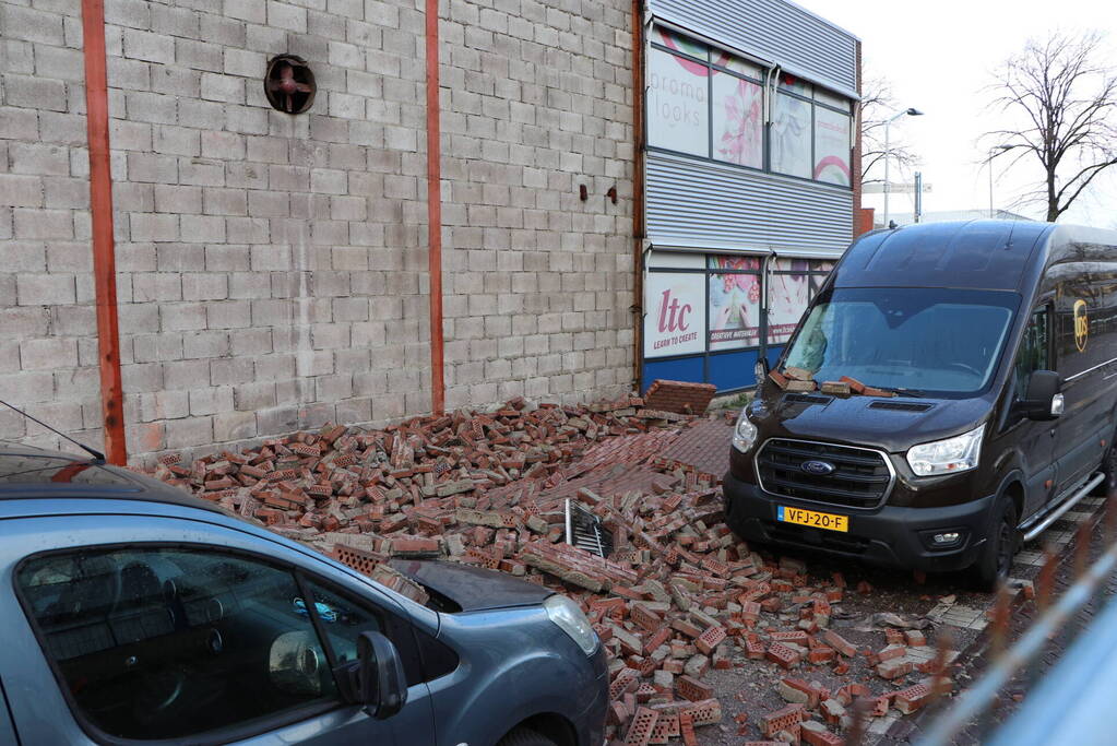 Voertuigen beschadigd na instorten gevel door storm
