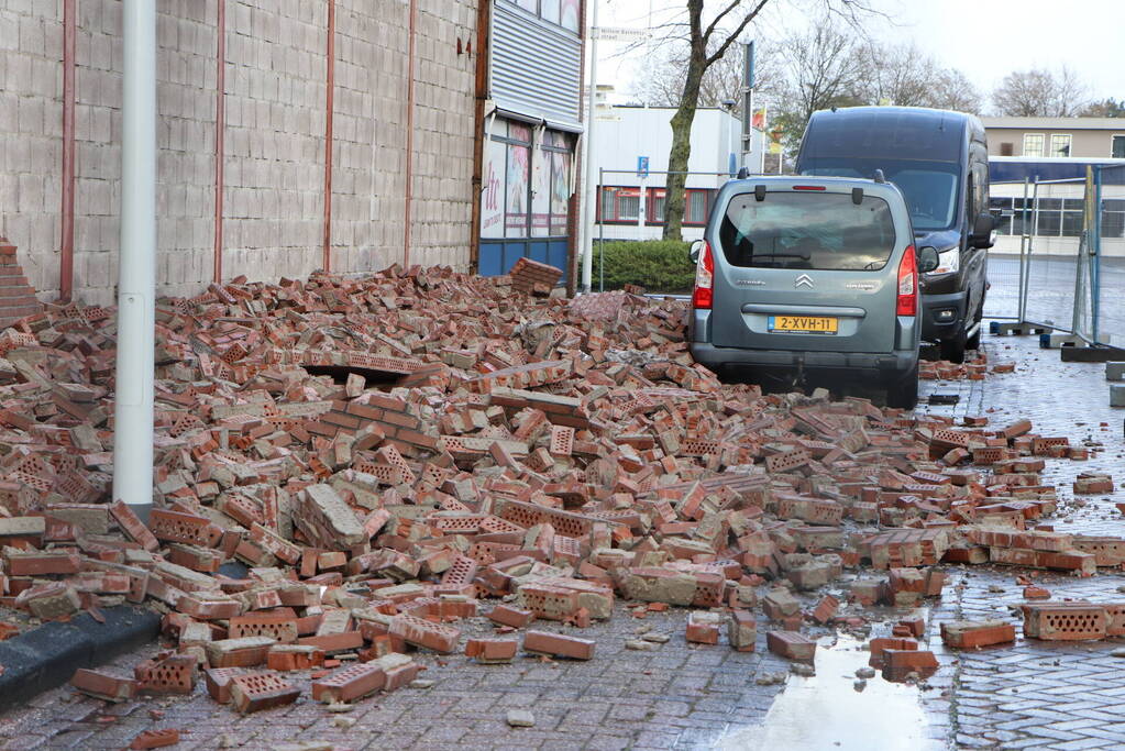 Voertuigen beschadigd na instorten gevel door storm