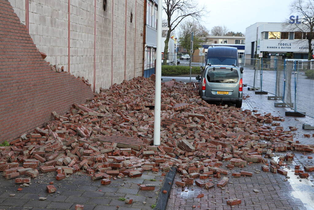 Voertuigen beschadigd na instorten gevel door storm