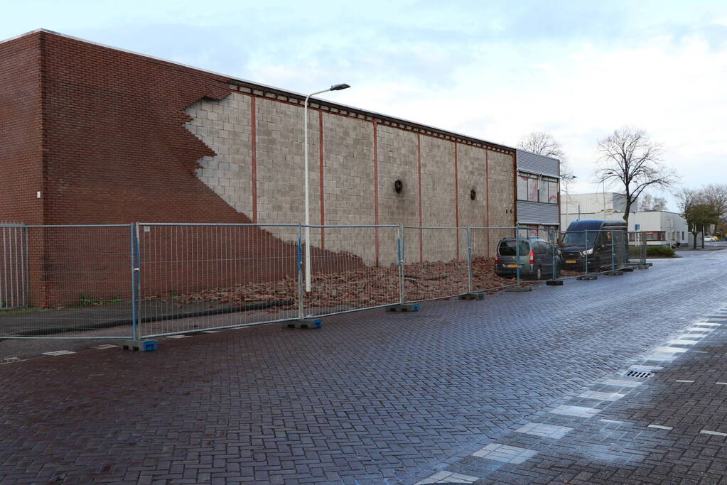 Voertuigen beschadigd na instorten gevel door storm
