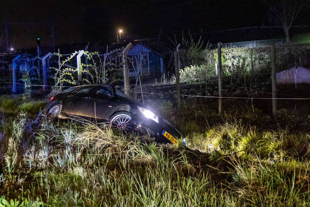 Auto belandt in sloot na wilde achtervolging
