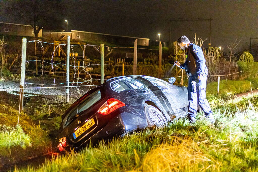 Auto belandt in sloot na wilde achtervolging