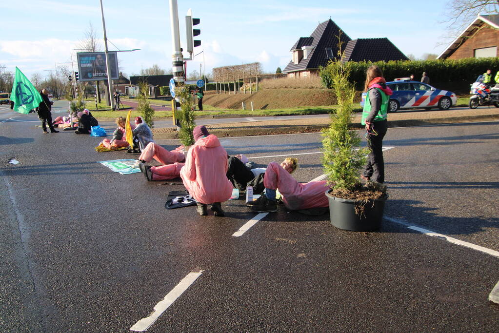 Extinction Rebellion voert actie bij vliegbasis Leeuwarden