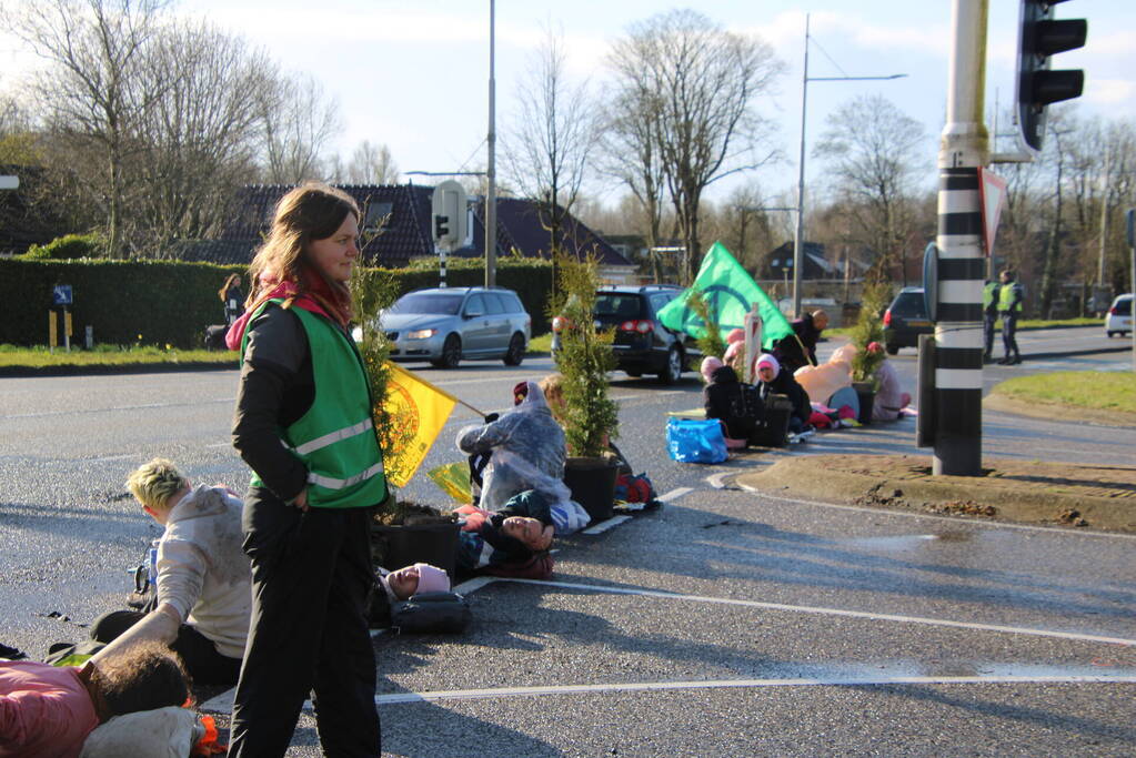 Extinction Rebellion voert actie bij vliegbasis Leeuwarden