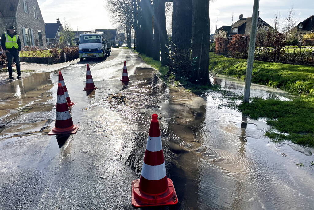 Weg afgesloten door waterleidingbreuk