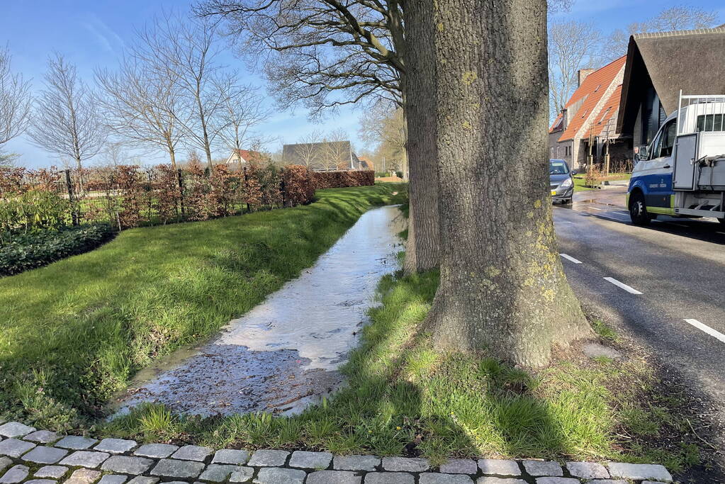 Weg afgesloten door waterleidingbreuk