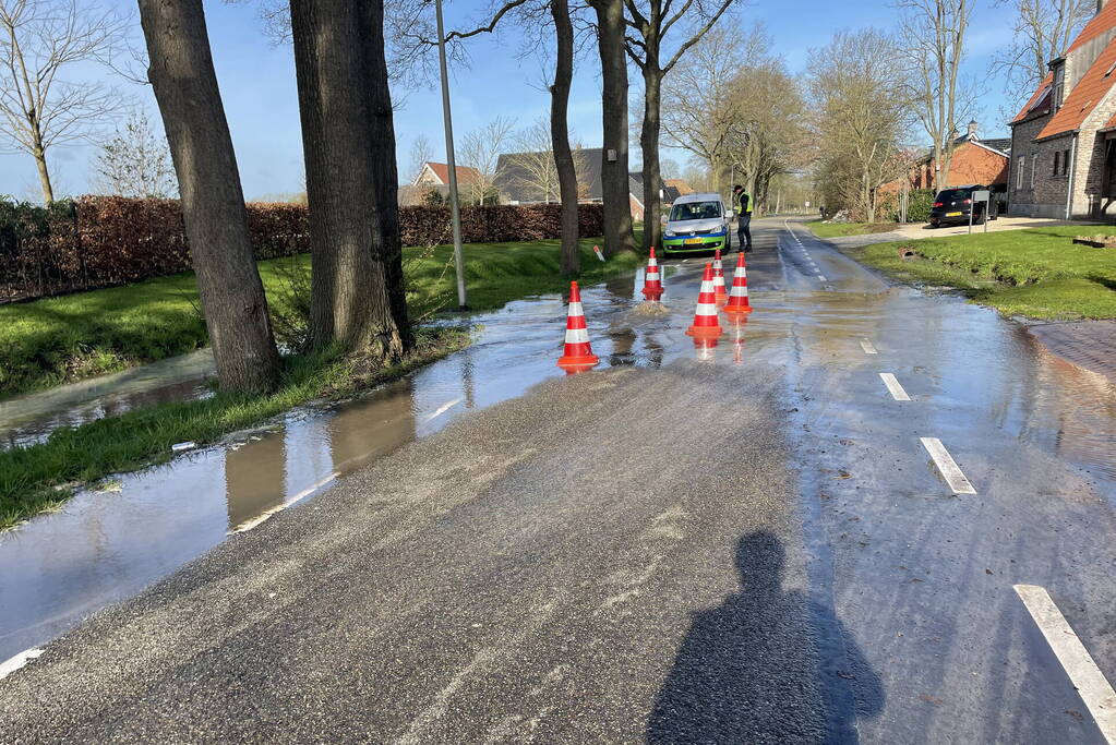 Weg afgesloten door waterleidingbreuk