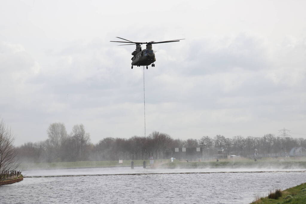 Transporthelikopters van de luchtmacht oefenen bij de Eem
