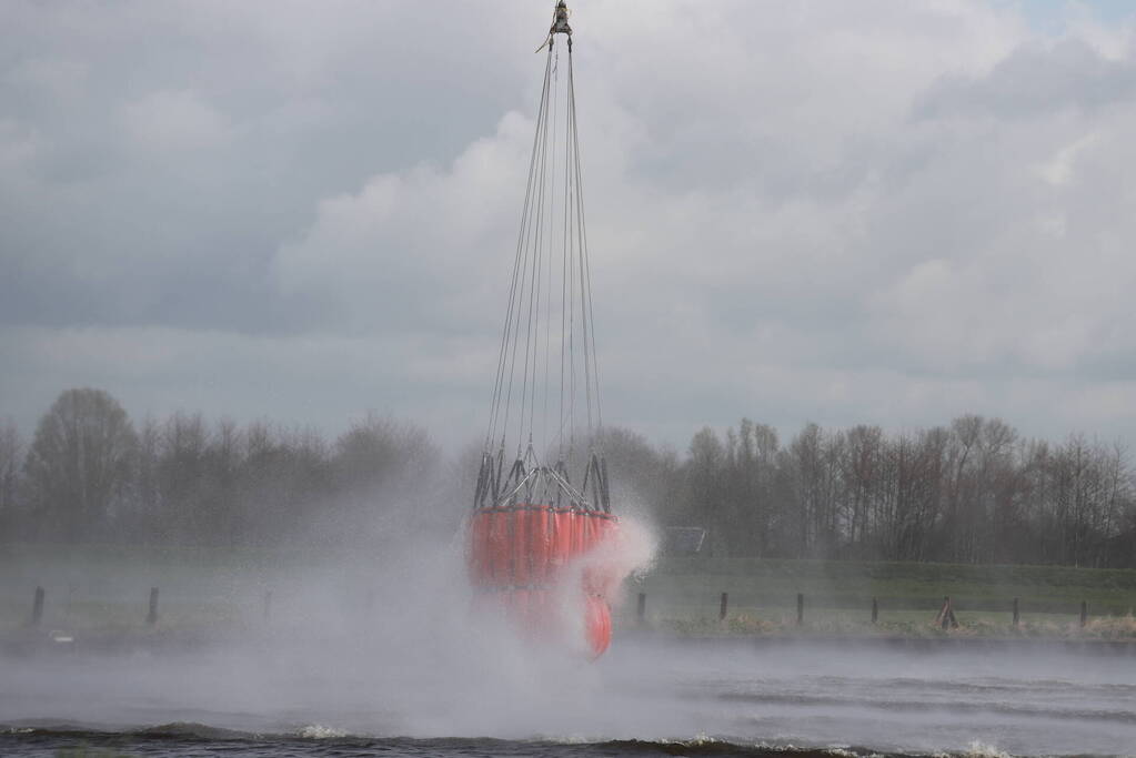Transporthelikopters van de luchtmacht oefenen bij de Eem