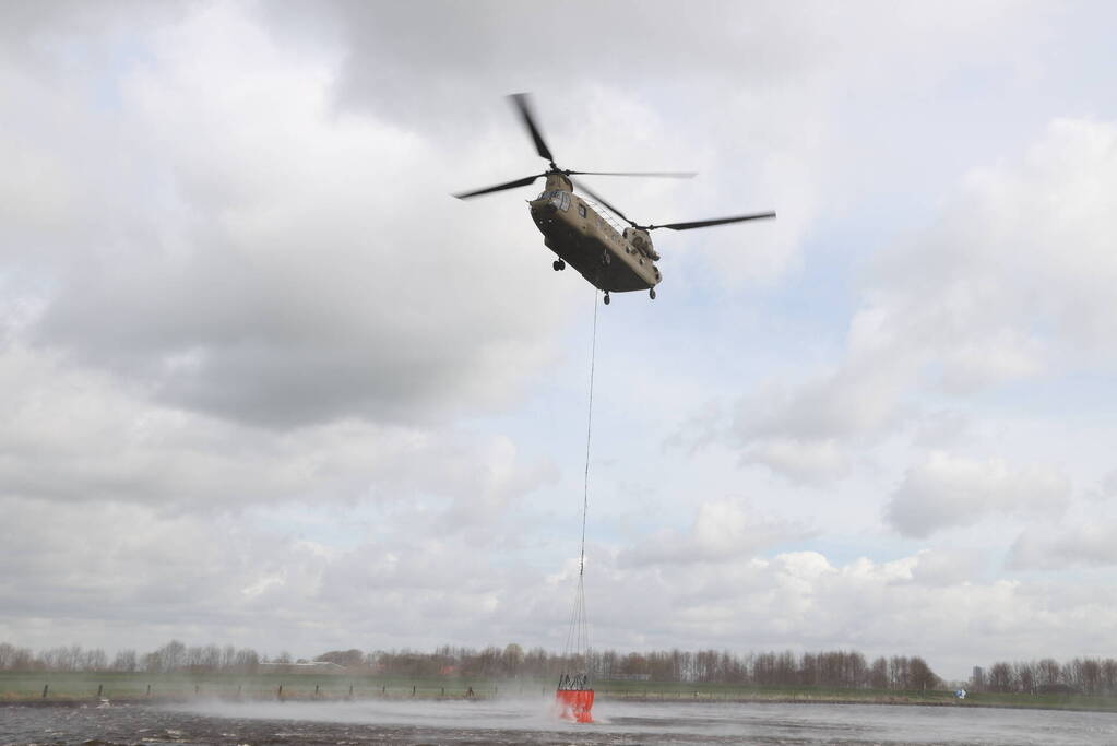 Transporthelikopters van de luchtmacht oefenen bij de Eem