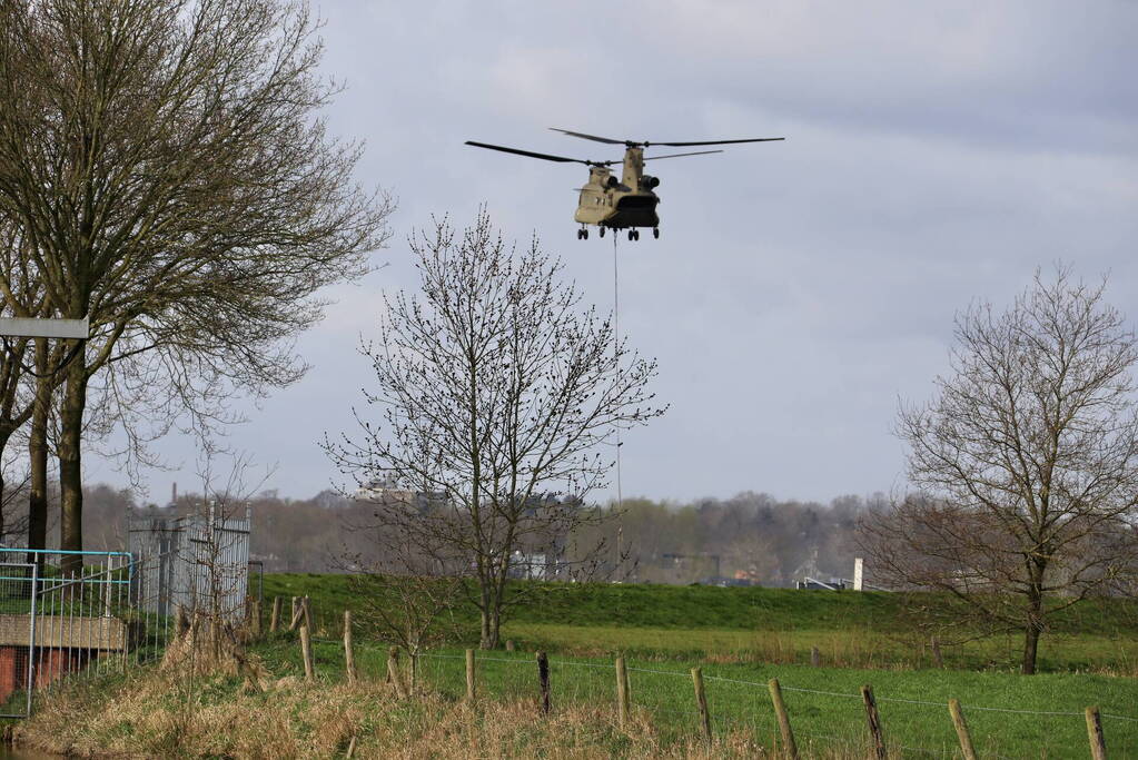 Transporthelikopters van de luchtmacht oefenen bij de Eem