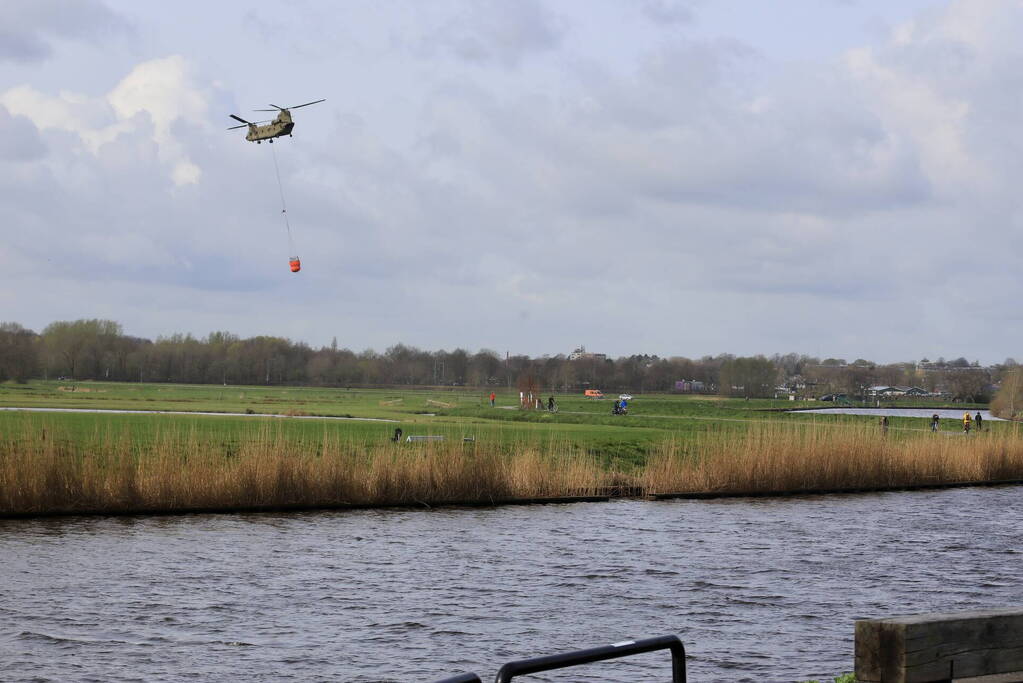 Transporthelikopters van de luchtmacht oefenen bij de Eem