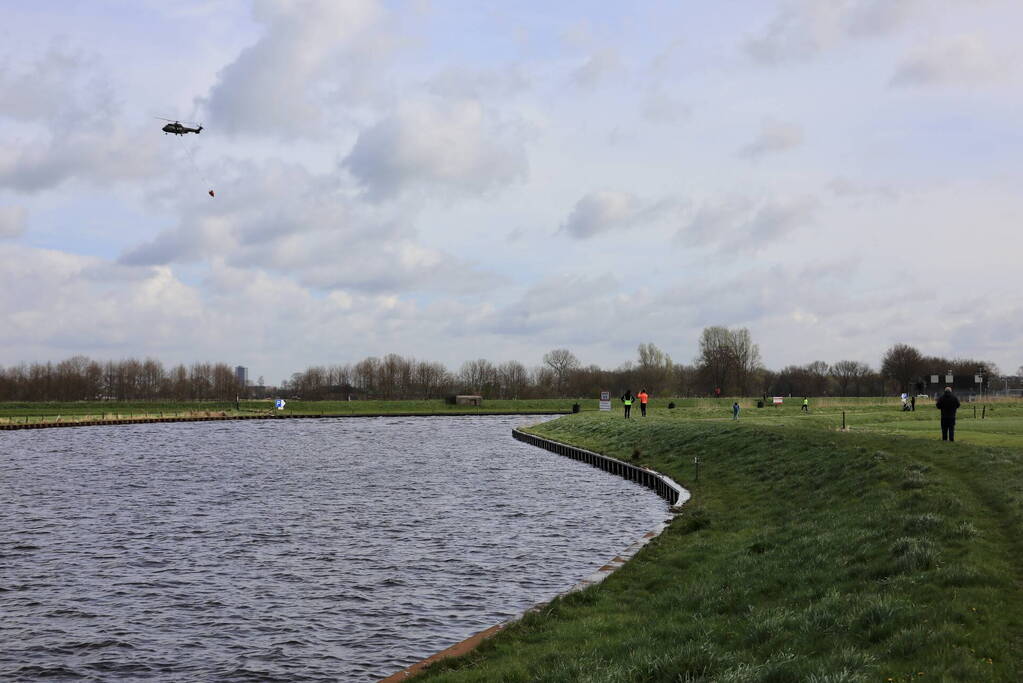 Transporthelikopters van de luchtmacht oefenen bij de Eem