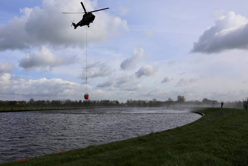 Transporthelikopters van de luchtmacht oefenen bij de Eem